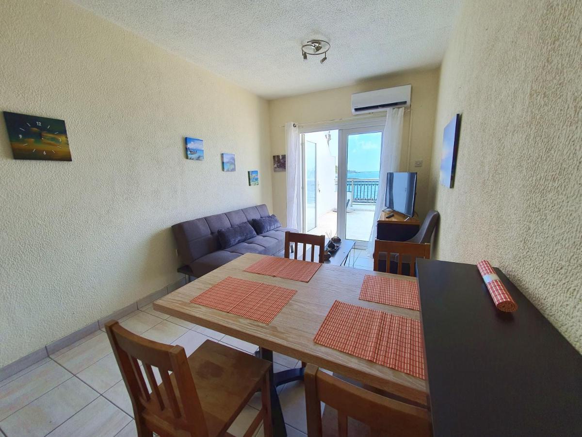 Poseidon 51 - Beachfront Two Bedroom Apartment Paphos Buitenkant foto