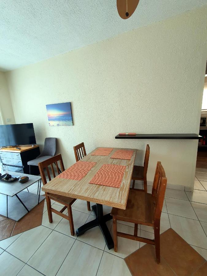 Poseidon 51 - Beachfront Two Bedroom Apartment Paphos Buitenkant foto