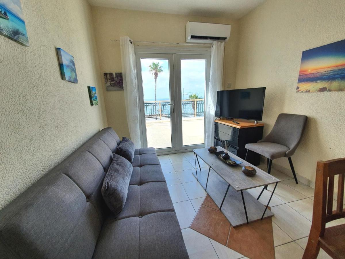 Poseidon 51 - Beachfront Two Bedroom Apartment Paphos Buitenkant foto