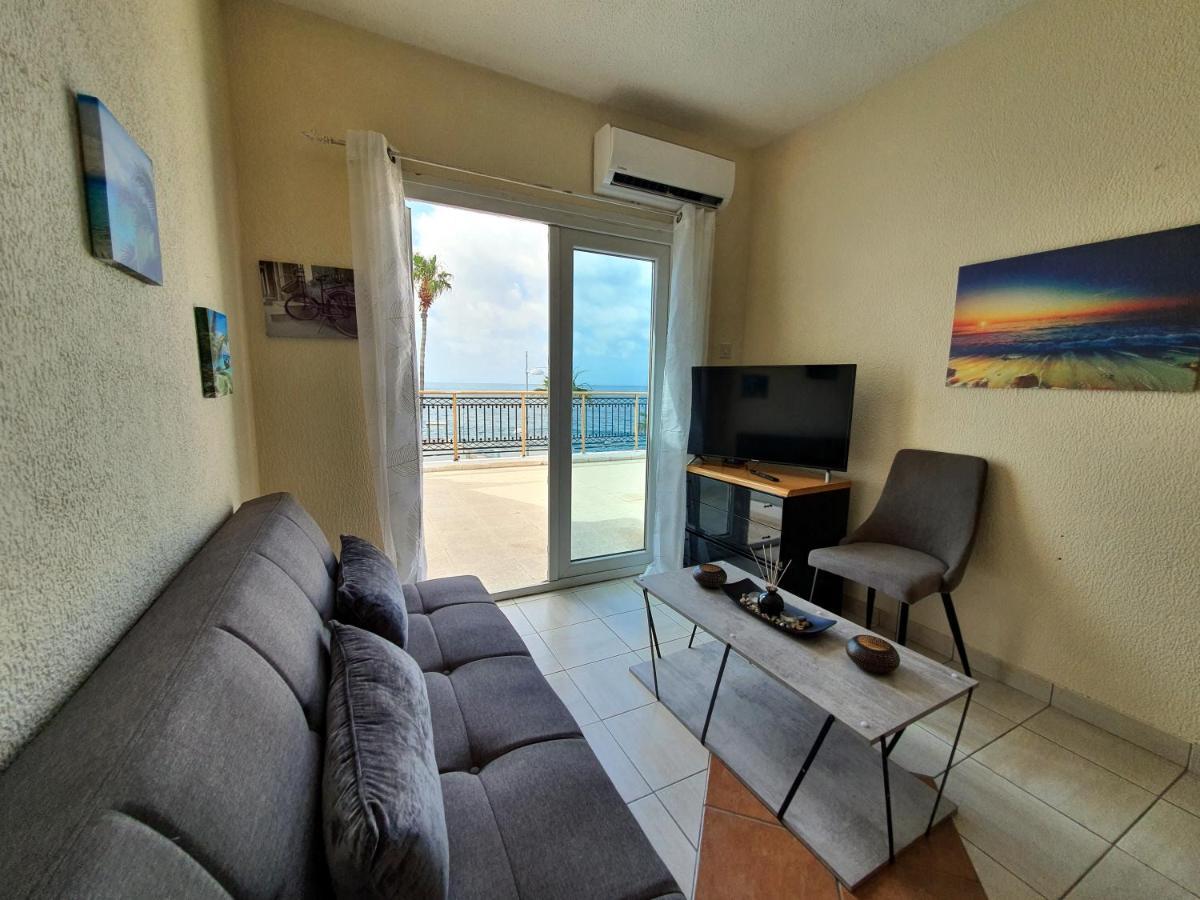 Poseidon 51 - Beachfront Two Bedroom Apartment Paphos Buitenkant foto
