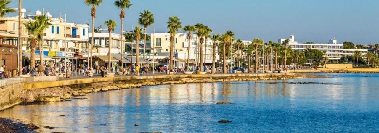 Poseidon 51 - Beachfront Two Bedroom Apartment Paphos Buitenkant foto
