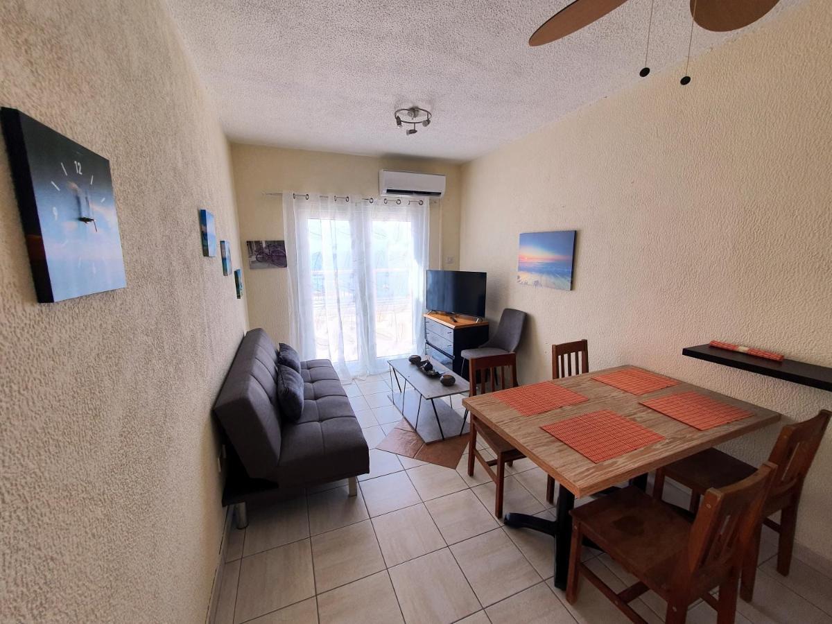 Poseidon 51 - Beachfront Two Bedroom Apartment Paphos Buitenkant foto
