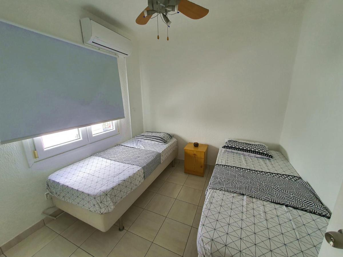 Poseidon 51 - Beachfront Two Bedroom Apartment Paphos Buitenkant foto